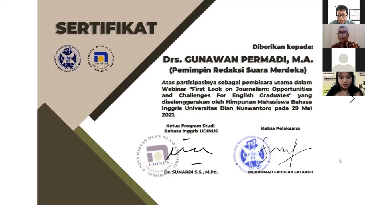 Penyerahan sertifikat secara simbolik oleh Kaprodi kepada Pembicara
